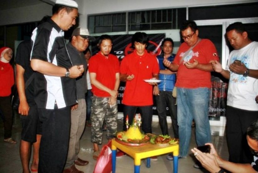 Pemotongan tumpeng pada peresmian Abrocomm chapter Bogor.