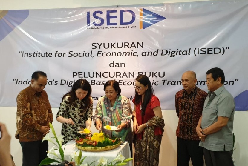 Pemotongan tumpeng tanda syukur atas peresmian Institute for Social, Economic, and Digital (ISED) oleh Sri Adiningsih (founder) disaksikan Menteri Koperasi dan UMKM Teten Masduki, Wamen Kementrian Desa Budi Arie Setiadi, dan mantan Menkopolkam Widodo AS. 