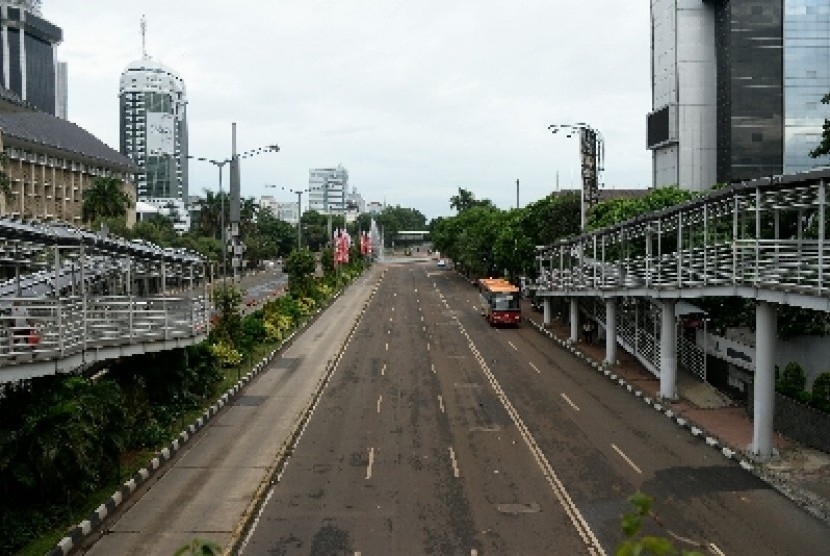 Ruas jalan protokol MH Thamrin tampak lengang di Jakarta.