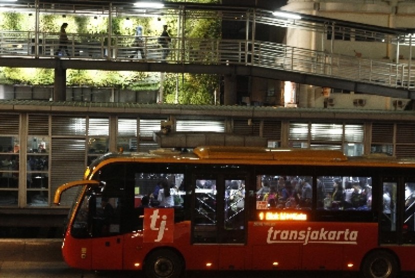 Pemprov DKI Jakarta menyediakan layanan armada Angkutan Malam Hari (Amari) untuk melayani penumpang selama 24 jam.