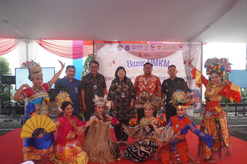 Pemprov DKI Jakarta, dan LPDB KUMKM Kementerian Koperasi (Kemenkop) bersama-sama menggelar bazar UMKM serta talkshow bertajuk “Terus Melaju untuk Indonesia Maju”. 