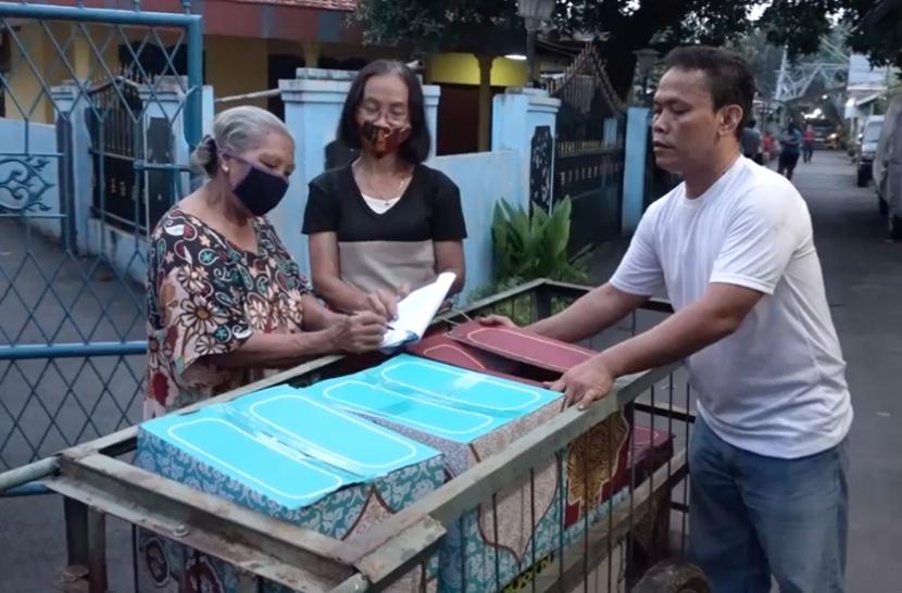 Pemprov DKI Jakarta memberikan bantuan sembako kepada warga terdampak covid-19 di Jakarta Selatan.