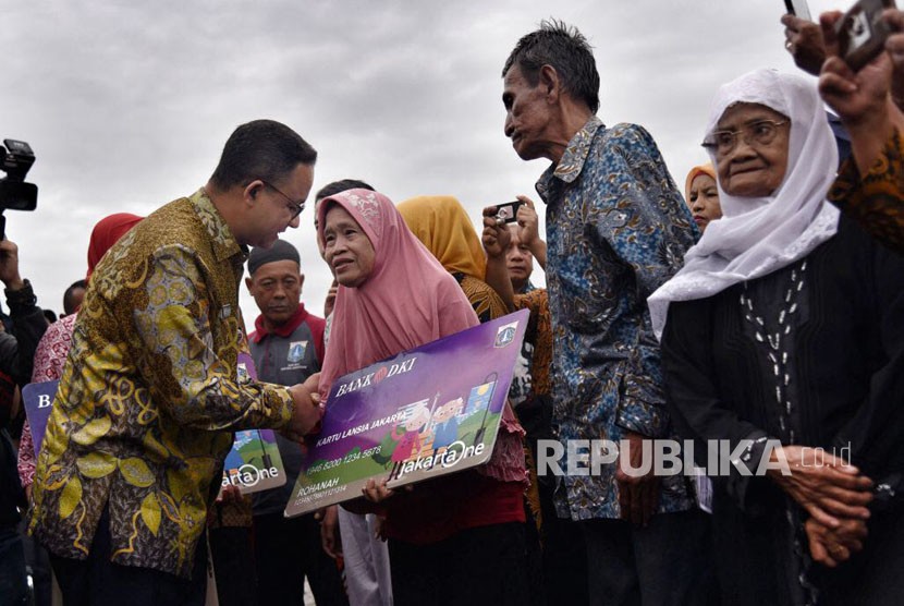 Pemprov DKI resmi meluncurkan program Kartu Lansia Jakarta (KLJ) berupa bantuan tunai yang diperuntukkan kepada para lansia di Jakarta, Kamis (21/12).