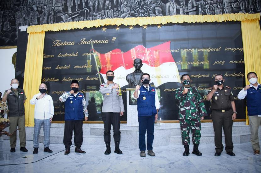Pemprov Jabar beserta Polda Jabar dan Kodam III Siliwangi berkomitmen mengampanyekan penggunaan masker, dan membagikan masker kepada warga. 