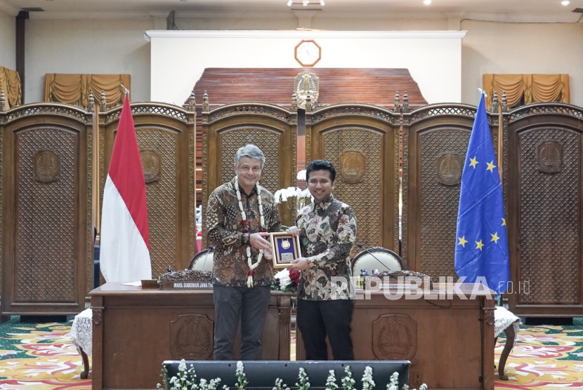 Pemprov Jatim dan Uni Eropa bekerja sama untuk menekan emisi dari produksi beras di Jawa Timur. 