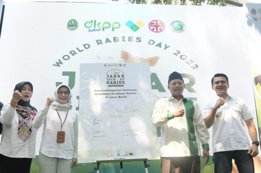 Pemprov Jawa Barat mencanangkan gerakan Jabar Kick Out Rabies serentak di 12 kabupaten/kota guna mencegah penularan penyakit 