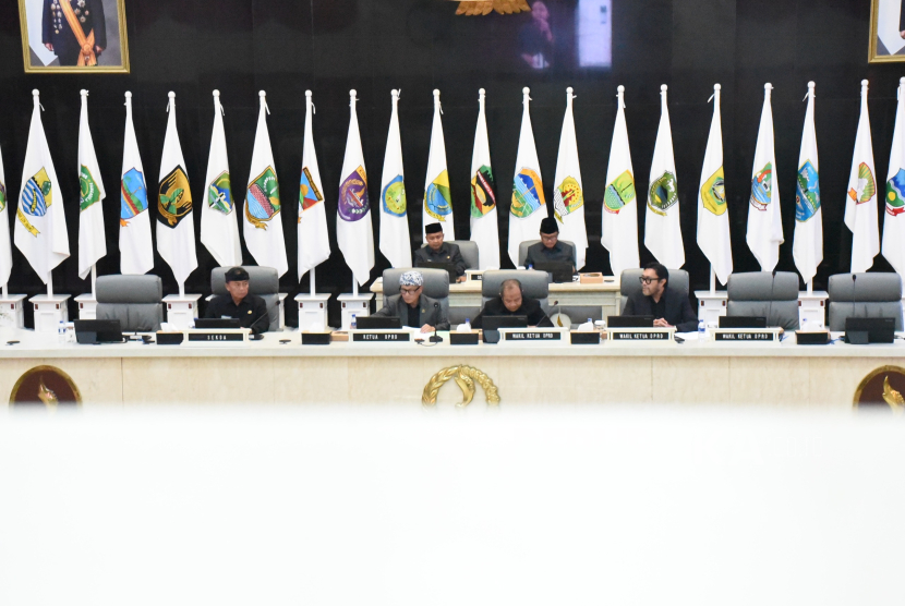 Pemprov Jawa Barat menyampaikan respons  terhadap pandangan fraksi atas ranperda tentang APBD 2026 dalam rapat paripurna yang digelar di gedung DPRD Jawa Barat, Jumat (14/11/2025).