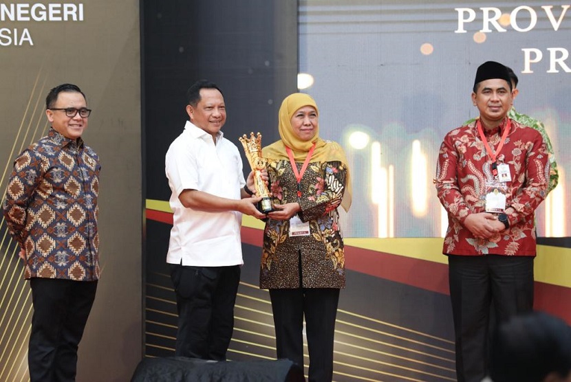 Pemprov Jawa Timur kembali menorehkan prestasi tingkat nasional dengan menerima penghargaan Innovative Government Award (IGA) Tahun 2022 kategori Provinsi Terinovatif Pertama dari Kementerian Dalam Negeri (Kemendagri) RI. 