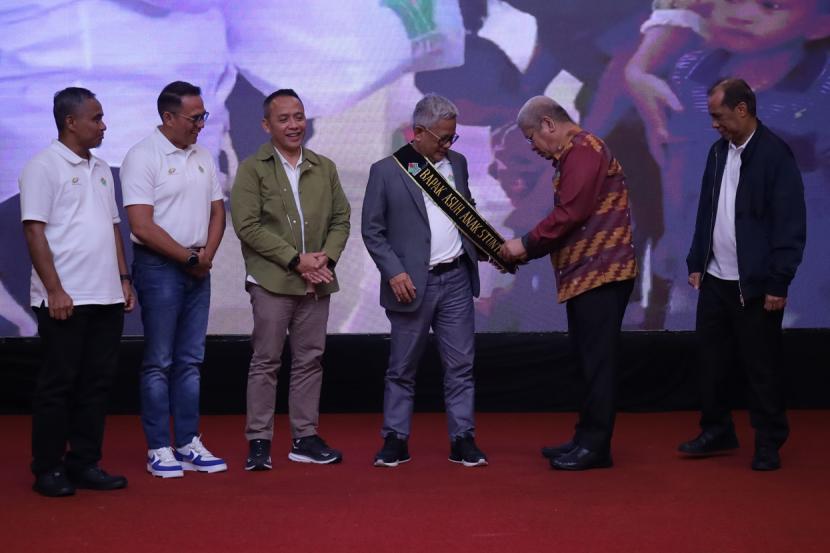 Pemprov Kalbar menobatkan Direktur Utama Holding Perkebunan, Mohammad Abdul Ghani, sebagai Bapak Asuh Stunting Kalimantan Barat. 