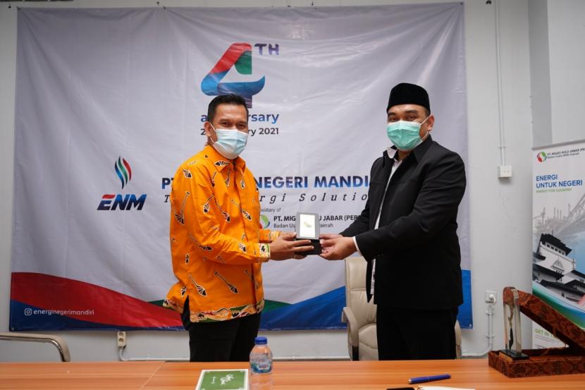 Pemprov Riau menggandeng Badan Usaha Milik Daerah (BUMD) PT Migas Hulu Jabar (MUJ) untuk belajar mengenai seluk beluk pengelolaan Participating Interest (PI) migas.