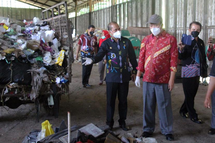  Bupati Banyumas saat menjelaskan mengenai pengolahan sampah di TPST Kedungrandu.