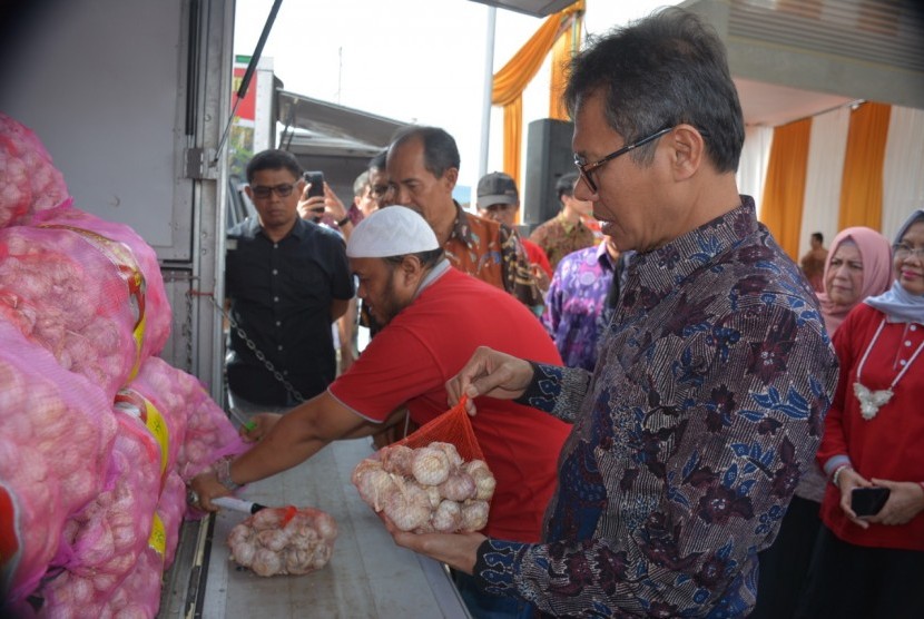 Gubernur Sumbar Irwan Prayitno saat operasi pasar untuk menekan harga bawang putih. (Foto: Dokumentasi Humas Pemprov Sumbar)