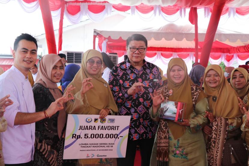 Pemprov Sumbar berhasil menggaet juara favorit dalam perlombaan masak serba ikan tingkat nasional yang diadakan dalam rangkaian peringatan Hari Ikan Nasional (Harkannas) ke-9, di Parigi Moutong, Sulawesi Tengah