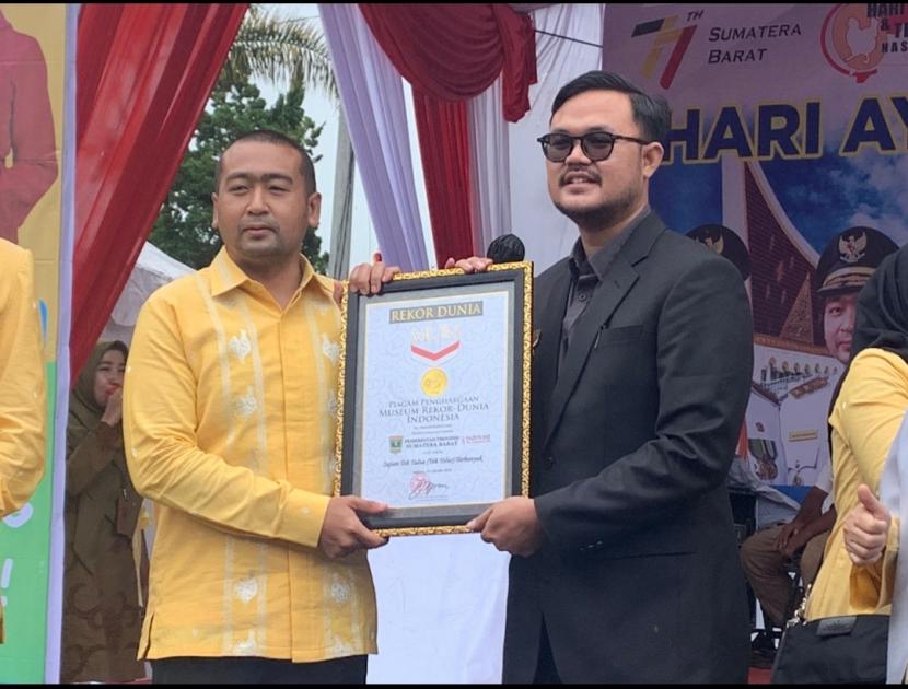 Pemprov Sumbar bersama Pemko Bukittinggi baru saja mendapat penghargaan rekor dunia Sajian Teh Talua Terbanyak.