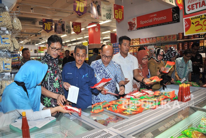 Pemprov Sumbar dan BBPOM Padang melakukan sidak di Spar, Plaza Andalas Kota Padang. Hasilnya, masih ditemukan produk makanan olahan kedaluwarsa. 