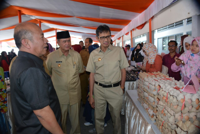 Pemprov Sumbar gelar pasar murah di 11 titik untuk meredam lonjakan harga pangan menjelang Lebaran. 