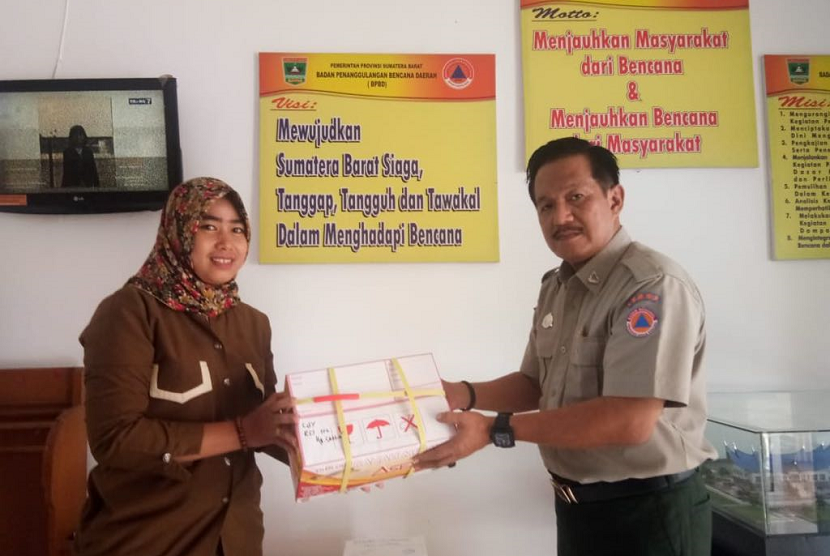 Pemprov Sumbar mengumpulkan 1 ton rendang untuk dikirimkan kepada korban gempa bumi di Lombok. Bantuan ini akan dikirim langsung kepada Pemprov NTB pada Kamis (9/8) mendatang.
