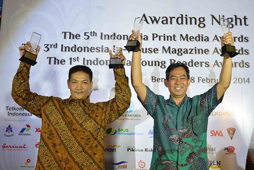 Pemred Harian Republika, Nasihin Masha (kanan) dan Kepala Desainer Harian Republika, Sarjono (kiri) berfoto bersama saat malam penganugerahan Indonesia Print Media Award (IPMA) di Bengkulu, Sabtu (8/2).