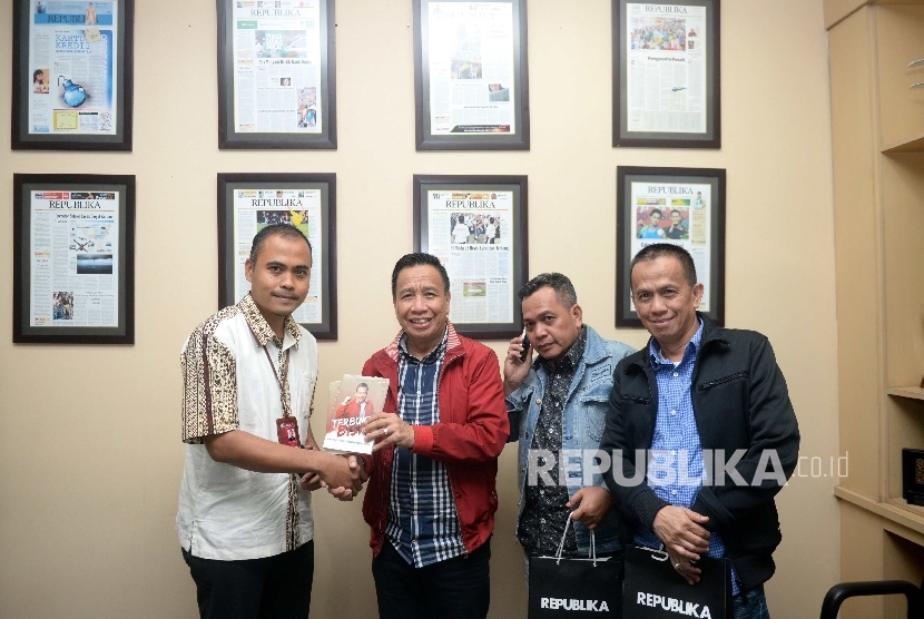 Pemred Republika Irfan Junaedi bersama Personel lawak Grup Bagito Dedi Gumelar alias Miing, Hadi Wibowo alias Unang, dan Didin Pinasti bertukar buku saat bersilaturahim ke kantor Republika, Jakarta, Kamis (27/10).