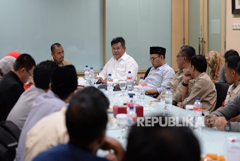 Pemred Republika Irfan Junaidi (kiri) dan Deputi Baznas Arifin Purwakananta bersama perwakilan organisasi-organisasi zakat dan kemanusiaan saat pertemuan di Kantor Republika, Jakarta, Senin (4/9).