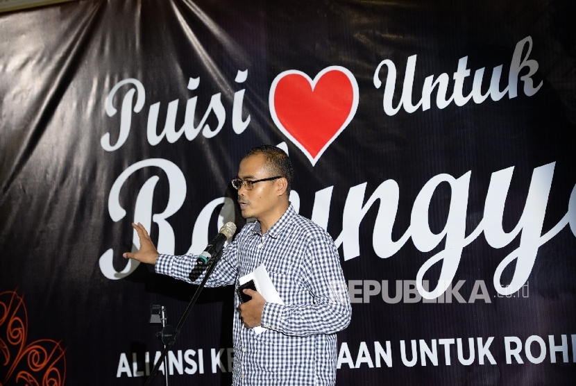 Pemred Republika Irfan Junaidi memberikan sambutan pada malam Puisi Untuk Rohingya yang digagas oleh AKUR di Gedung Dakwah PP Muhammadiyah, Jakarta, Ahad (10/9) malam. 