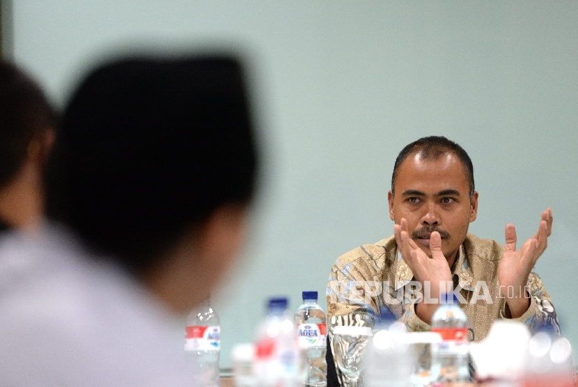 Pemred Republika Irfan Junaidi memimpin pertemuan bersama organisasi-organisasi zakat dan kemanusiaan di Kantor Republika, Jakarta, Senin (4/9).