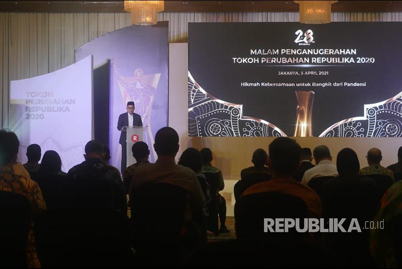 Pemred Republika Irfan Junaidi menyampaikan sambutan pada Malam Penganugerah Tokoh Perubahan Republika 2020 di Hotel Four Season, Jakarta, Senin (5/4). Malam penganugerahan kali ini dilakukan secara hybrid gabungan pertemuan daring dan luring secara terbatas untuk menerapkan protokol kesehatan di masa pandemi ini.
