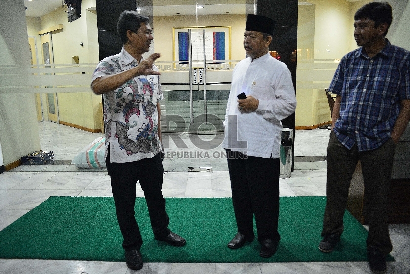 Prof DR KH Ali Mustafa Ya'qub menyampaikan tausiyah usai shalat maghrib berjamaah dengan awak redaksi di Mushala Harian Republika, Jakarta, Jumat (21/8). 