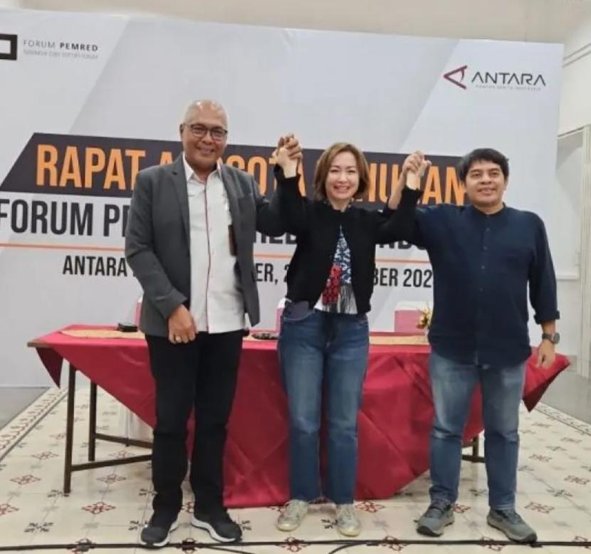 Pemred SCTV-Indosiar Retno Pinasti (tengah), Dirut LKBN ANTARA Ahmad Munir (kiri), serta Pemred Kumparan Arifin Asydhad (kanan) pada Rapat Anggota Tahunan Forum Pemimpin Redaksi Indonesia yang digelar di Jakarta, Jumat (27/9/2024).