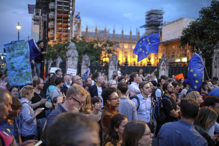 Pemrotes Anti-Brexit berunjuk rasa di depan gedung Parlemen di London, Rabu (28/8). Mereka menentang pembekuan parlemen olem Perdana Menteri Inggris Boris Johnson.