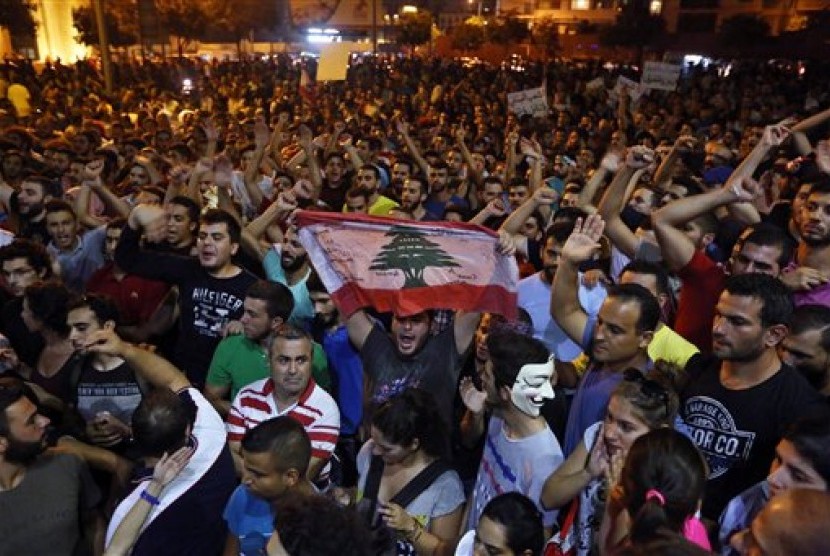 Pemrotes antipemerintah Lebanon berunjuk rasa di depan Kementerian Lingkungan, Selasa (1/9). Mereka mendukung aktivis melakukan aksi menduduki kementerian.  