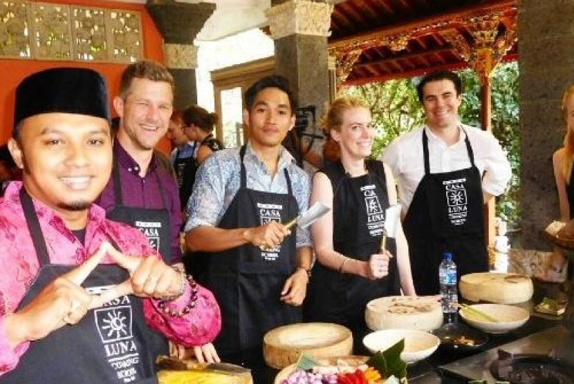 Pemuda Australia-Indonesia mengikuti kelas memasak masakan Bali di Ubud, Gianyar.