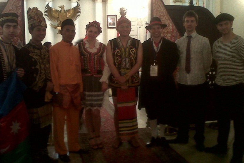 Pemuda dari berbagai negara ini tampil mengenakan pakaian daerah Indonesia saat pembukaan Beasiswa Seni dan Budaya Indonesia (BSBI) pada Selasa (3/4). Mereka siap tinggal di sini selama tiga bulan ke depan dan mempelajari Indonesia.  