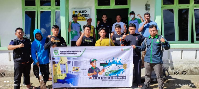 Pemuda Hidayatullah Kalimantan Utara (Kaltara) melakukan kegiatan Bersih-Bersih Masjid (BBM) dalam rangka menyambut milad ke-50 Hidayatullah, Sabtu (14/8).