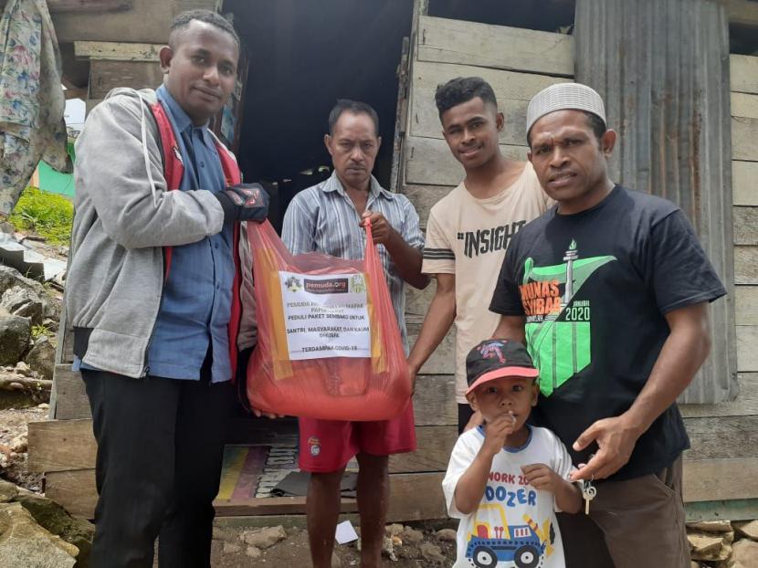 Pemuda Hidayatullah membagikan paket sembako kepada warga terdampak Covid-19 di Fakfak, Papua Barat.