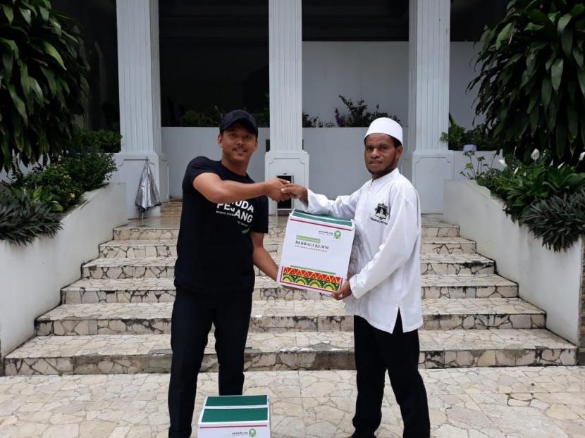 Pemuda Hidayatullah memberikan bantuan kepada mahasiswa yang menjadi marbot masjid melalui program  Kado Lebaran untuk Marbot Muda (KLMM).