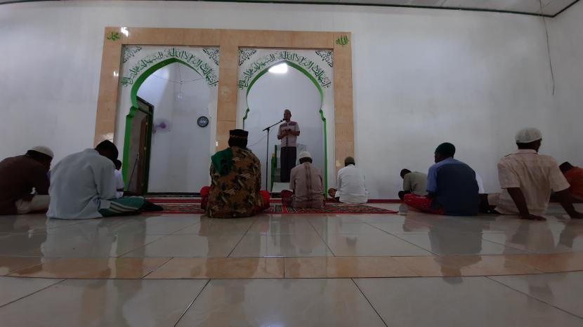 Pemuda Hidayatullah Kaimana berdakwah sekaligus mengisi khutbah Jumat di salah satu masjid di Kabupaten Kaimana. 