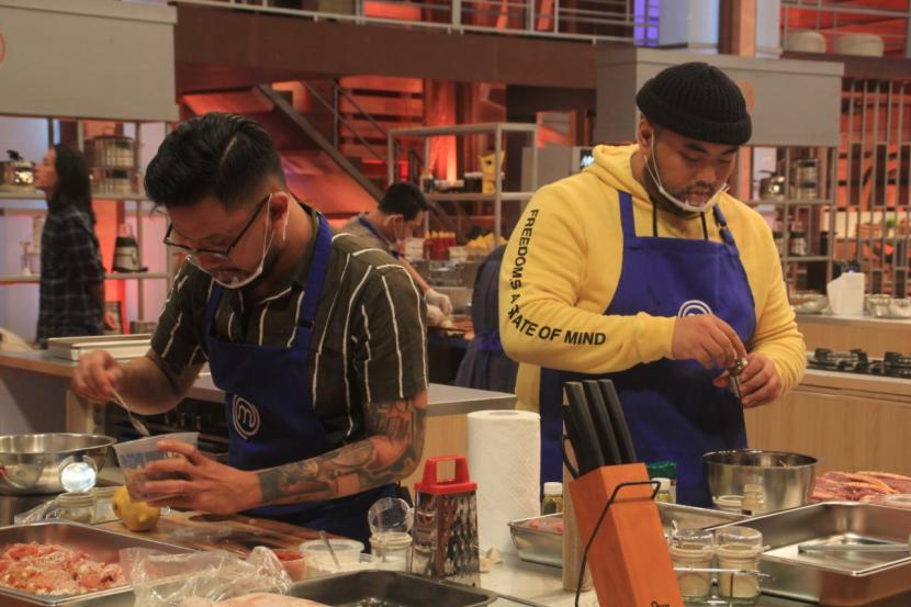 Pemuda kreatif asal Kota Sukabumi Adit Gurnawijaya (28) (kiri kacamata) masuk top 6 Master Chef Indonesia season 7. 