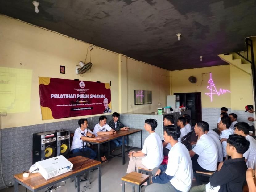 Pemuda Mahasiswa Nusantara menggelar pelatihan public speaking untuk para pemuda dan mahasiswa yang berada di Desa Barengkrajan, Kecamatan Krian, Kabupaten Sidoarjo, Jawa Timur.
