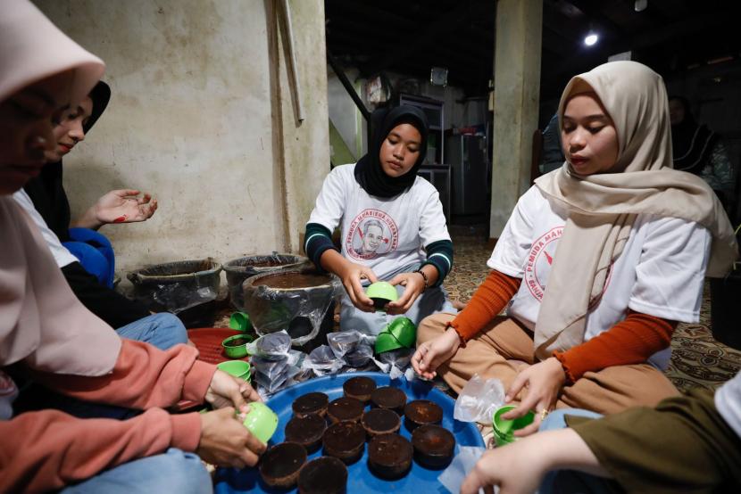 Pemuda Mahasiswa Nusantara (PMN) bersama masyarakat belajar cara memproduksi gula merah produksi rumahan, di Desa Sukaraja, Kecamatan Pedamaran, Kabupaten Ogan Komering Ilir (OKI), Sumatera Selatan (Sumsel).