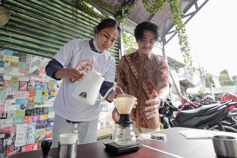 Pemuda Mahasiswa Nusantara (PMN) menggelar pelatihan barista dan penyajian kopi di Jalan Sultan Agung, Kecamatan Cakung, Jakarta Timur, DKI Jakarta.