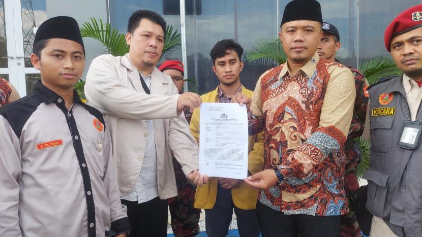 Pemuda Muhammadiyah Solo melaporkan Andi Pangerang Hasanuddin, peneliti BRIN, ke Polresta Solo, Kamis (27/4/2023).
