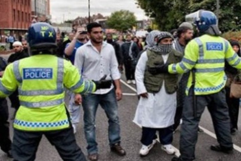 Pemuda muslim Inggris dalam sebuah aksi unjuk rasa