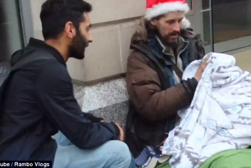 Pemuda muslim, Nubaid Harood yang memberikan kado natal untuk gelandangan di Inggris