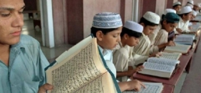 Pemuda Muslim Tajikistan belajar agama dan Al Quran di sebuah masjid.