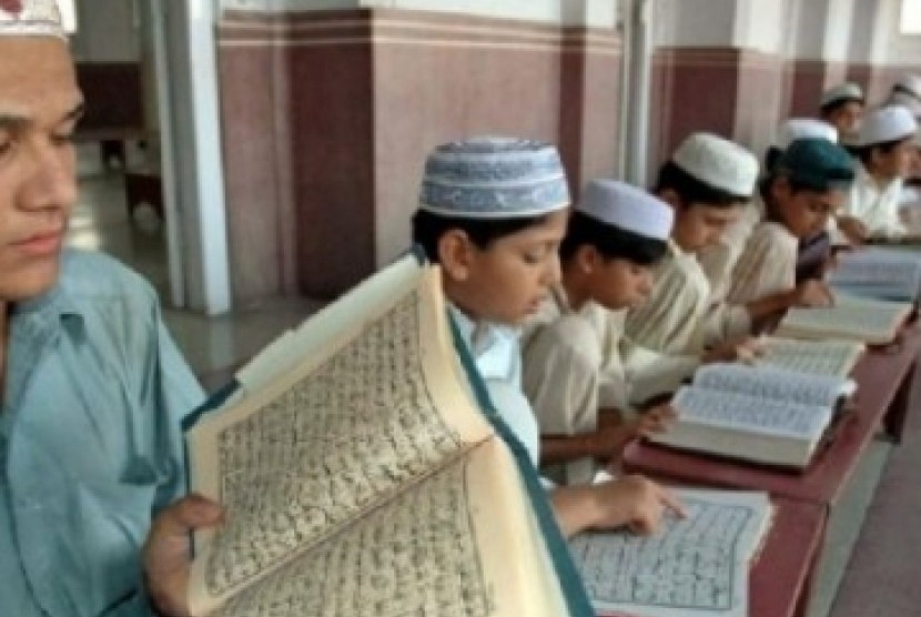 Pemuda Muslim Tajikistan belajar agama dan Al Quran di sebuah masjid.