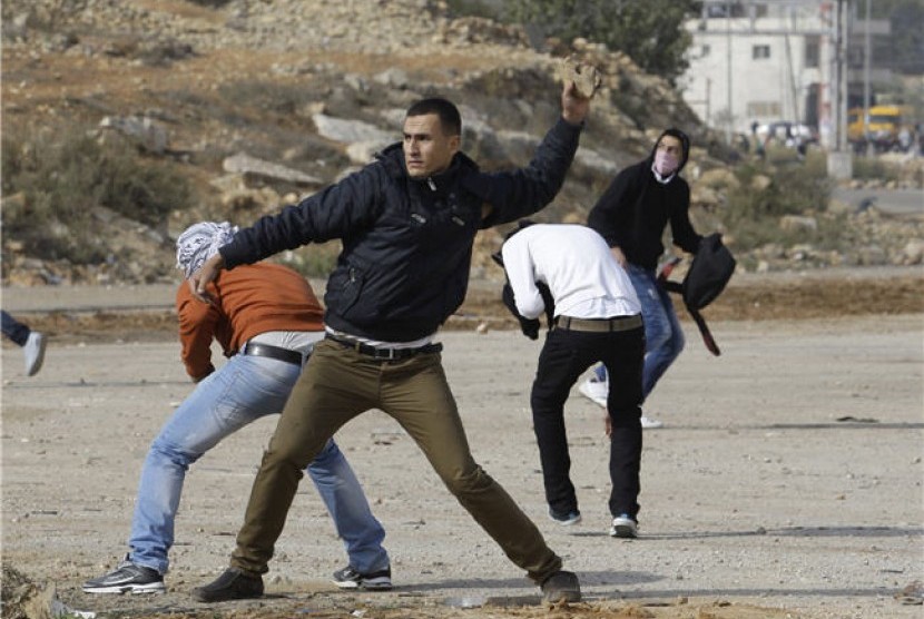Pemuda Palestina tanpa rasa takut dan hanya menggunakan batu melakukan perlawanan terhadap tentara Israel di Jalur Gaza, Palestina, Sabtu (17/11). 