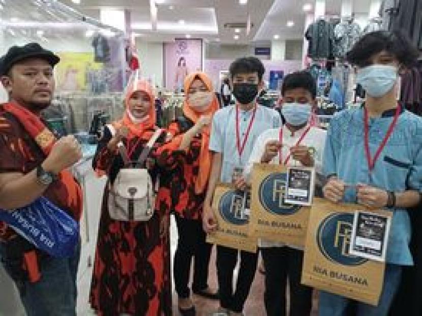 Pemuda Pancasila Ciledug Ajak Yatim Berbelanja Baju Lebaran