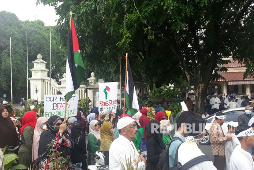 Pemuda Pasar Kliwon menggelar aksi bela Palestina  di Bundaran Gladak Solo pada Jumát (17/12). 