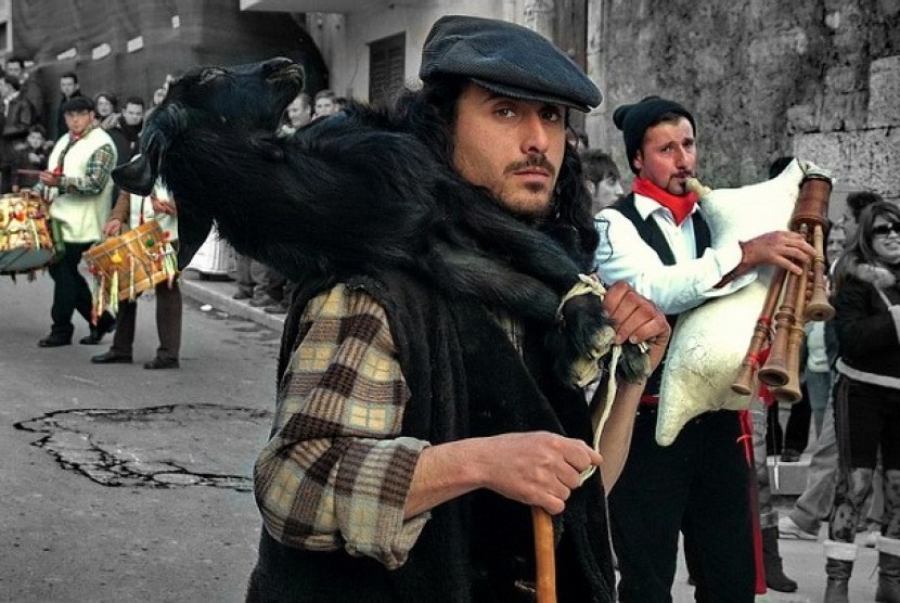 Pemuda pengurus ternak kambing di Sisilia